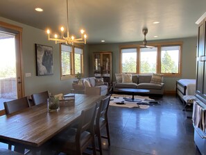 Smart TV, videogiochi, tavolo da calcetto, tavolo da ping pong