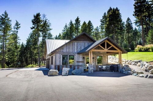 Beautiful Lakeside Suite overlooking Flathead Lake and Swan Mountain Range