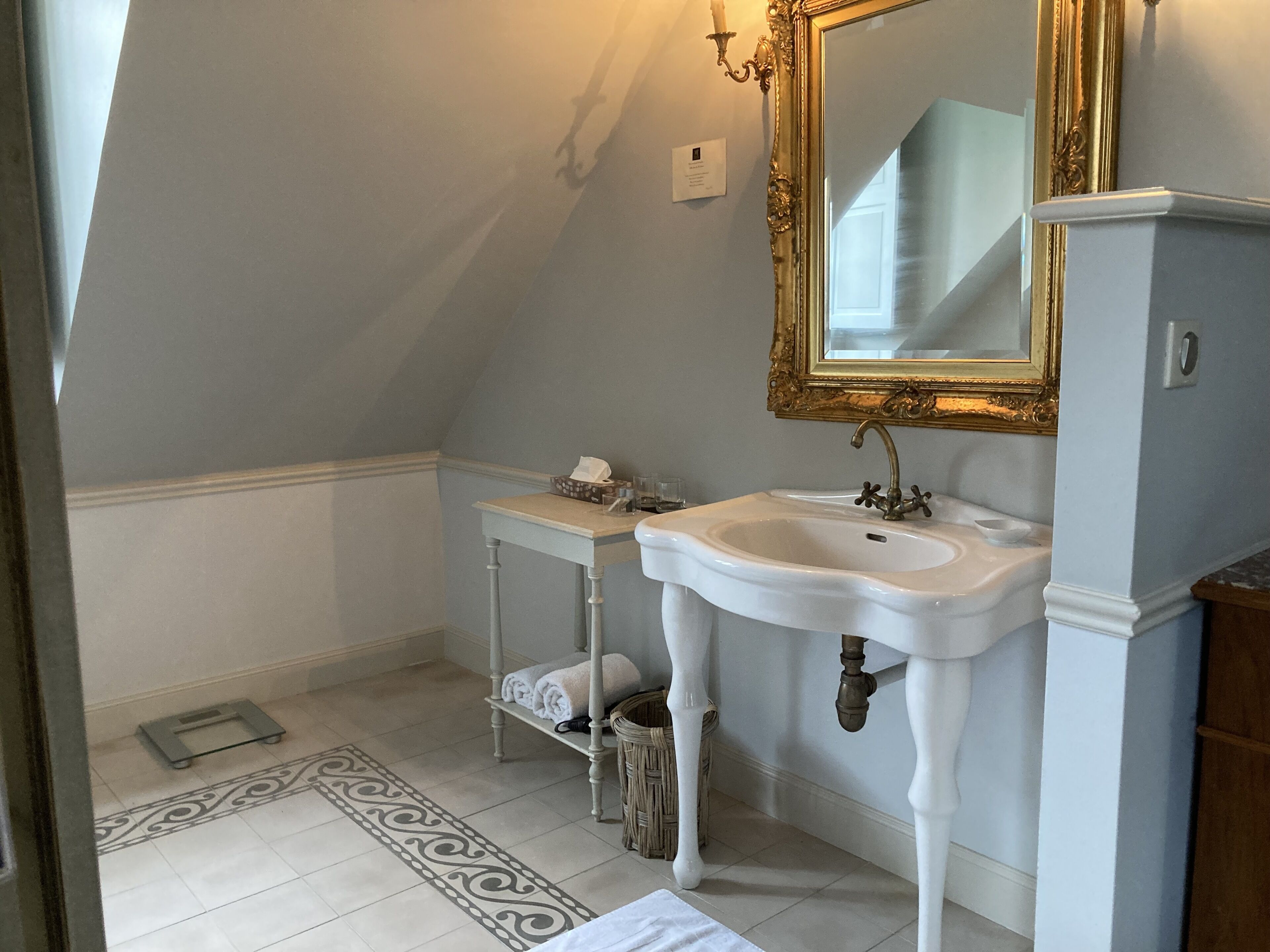 Een bad, een haardroger, handdoeken, zeep