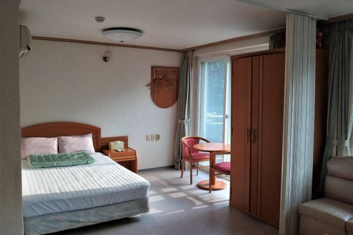 1 bedroom, WiFi (free), bed sheets