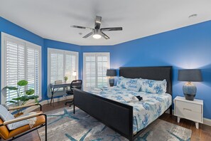 4 habitaciones, escritorio y tabla de planchar con plancha