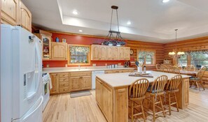 Fridge, microwave, oven, stovetop - Cozy Custom Cabin In The Pines-Williams AZ (Williams)
