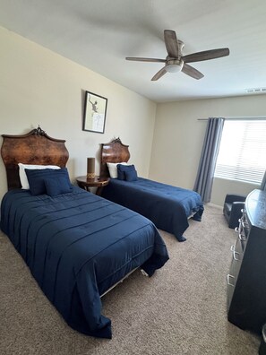 4 Schlafzimmer, Schreibtisch, Bügeleisen/Bügelbrett, Reisekinderbett