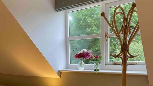 A cozy room with a window, a lamp, and a tall floor lamp. - Cosy Rural Retreat, Sleeps 3 & PetFriendly (Pewsey)