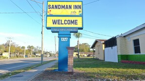 Ein Schild des Sandman Inn mit 'Ausgebuchtet'-Hinweis.