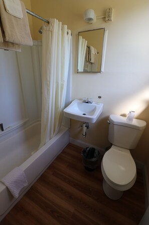 Superior Room, Non Smoking | Bathroom