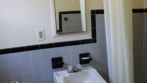 Ein Badezimmer mit Toilette, Waschbecken und Dusche.