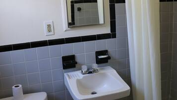 Chambre Standard double, fumeur | Salle de bain | Serviettes fournies