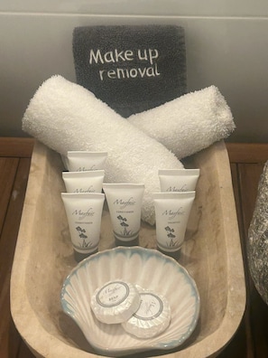 Dusche, kostenlose Toilettenartikel, Haartrockner, Handtücher