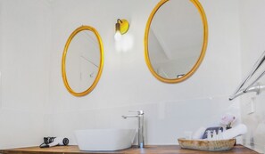 Quarto triplo clássico | Banheiro | Chuveiro, produtos de toalete grátis, secador de cabelo
