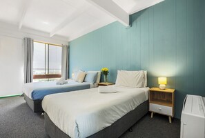 Quarto triplo clássico | Individualmente mobiliados, escrivaninha