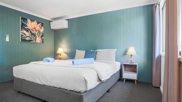 Quarto casal premium, 1 cama King | Individualmente mobiliados, escrivaninha