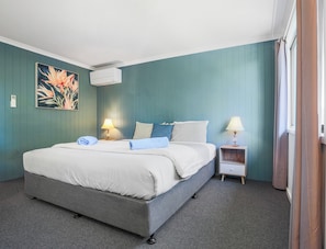 Quarto casal premium, 1 cama King | Individualmente mobiliados, escrivaninha