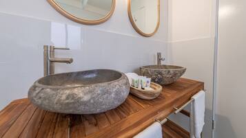 Tremannsrom – classic | Bad | Dusj, toalettartikler (inkludert), hårføner og håndklær