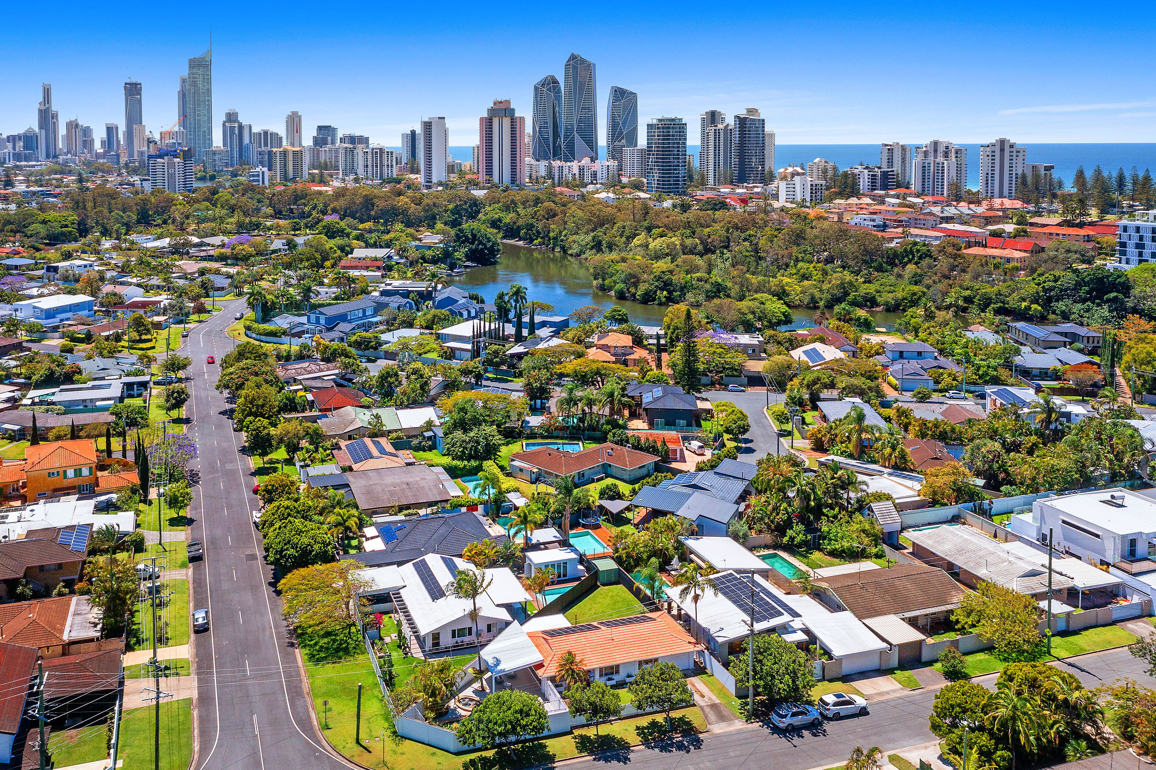 Pet Friendly! Broadbeach House With Pool Near Beach! — image 16