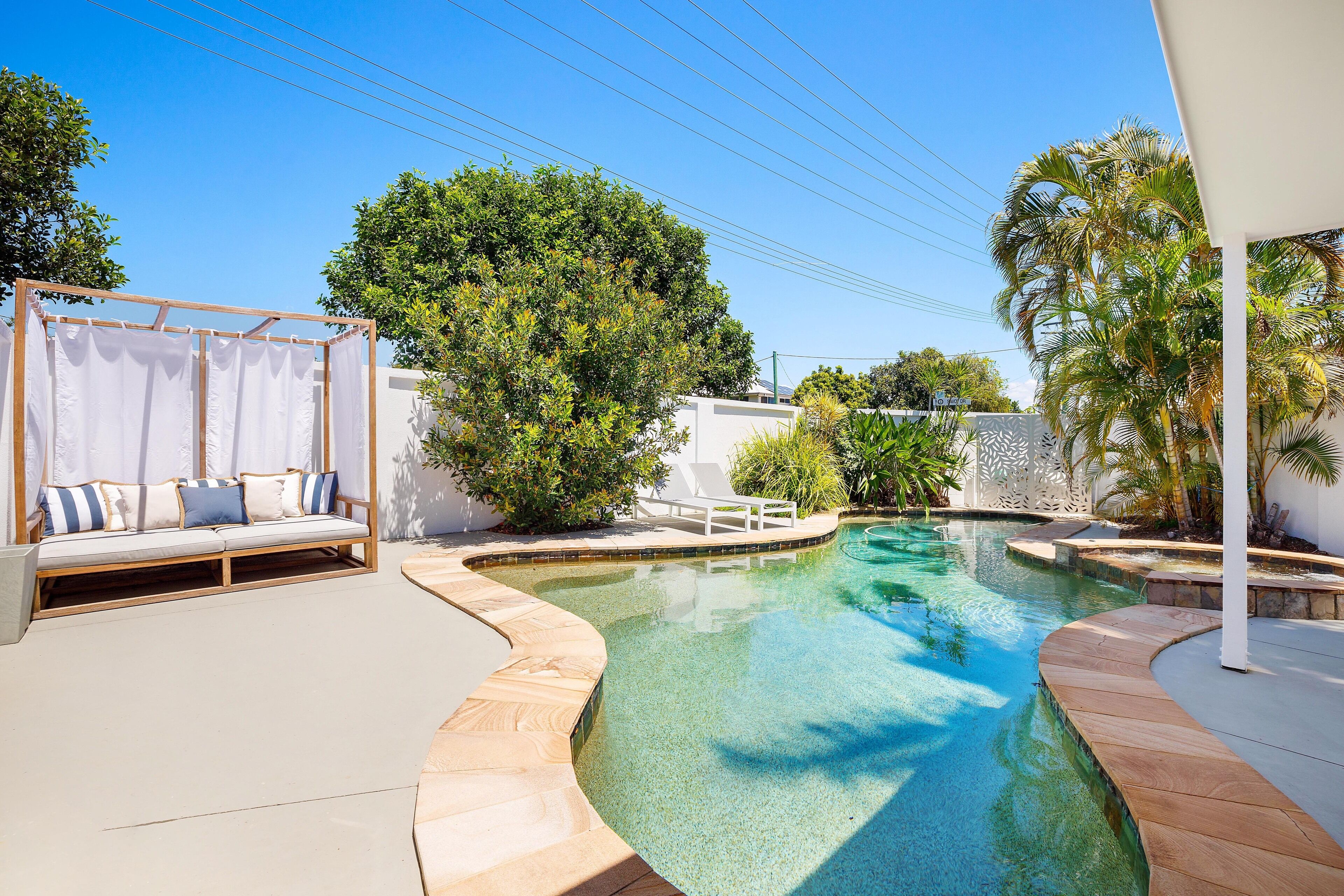 Pet Friendly! Broadbeach House With Pool Near Beach! — image 2