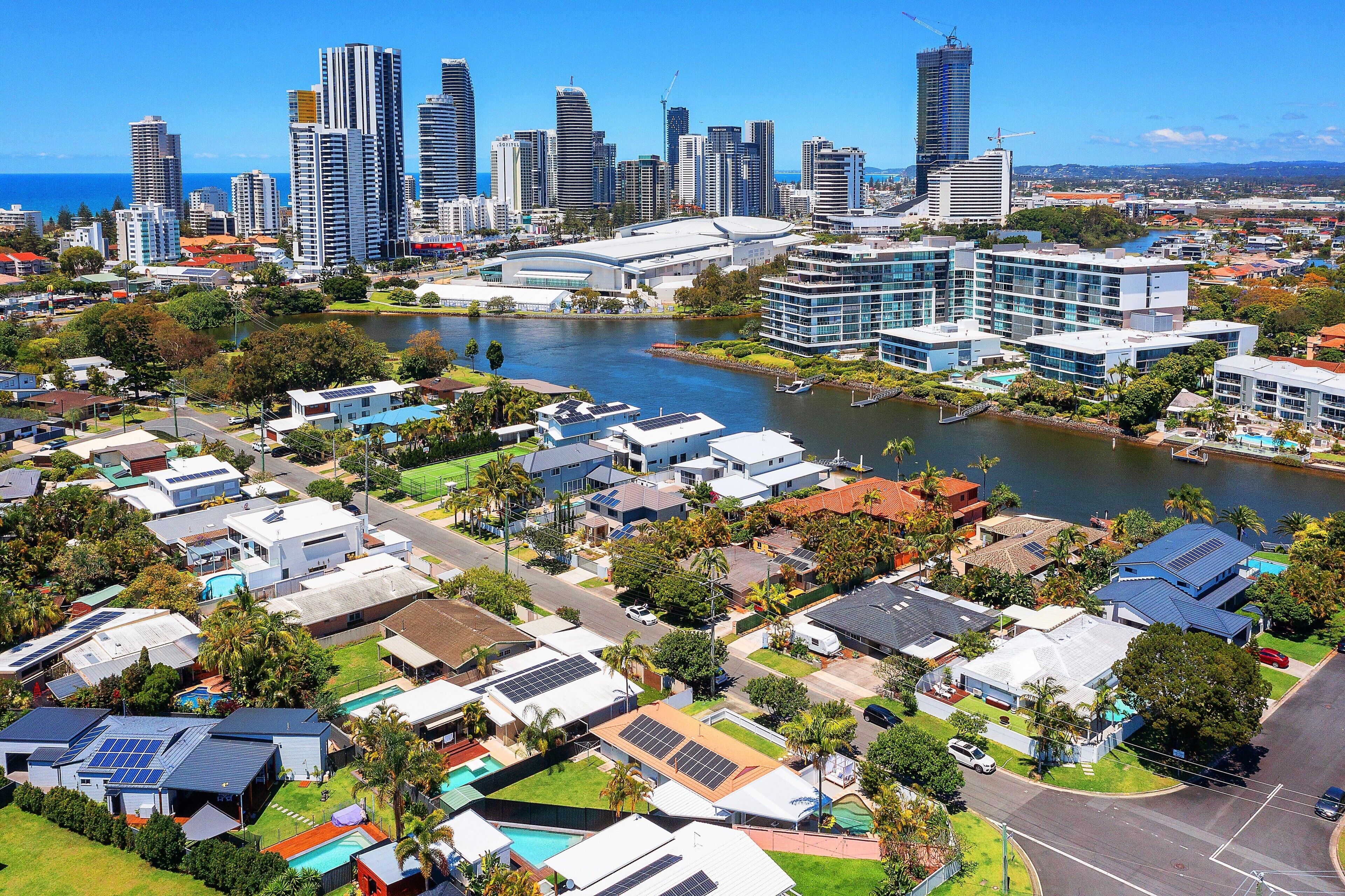Pet Friendly! Broadbeach House With Pool Near Beach! — image 15