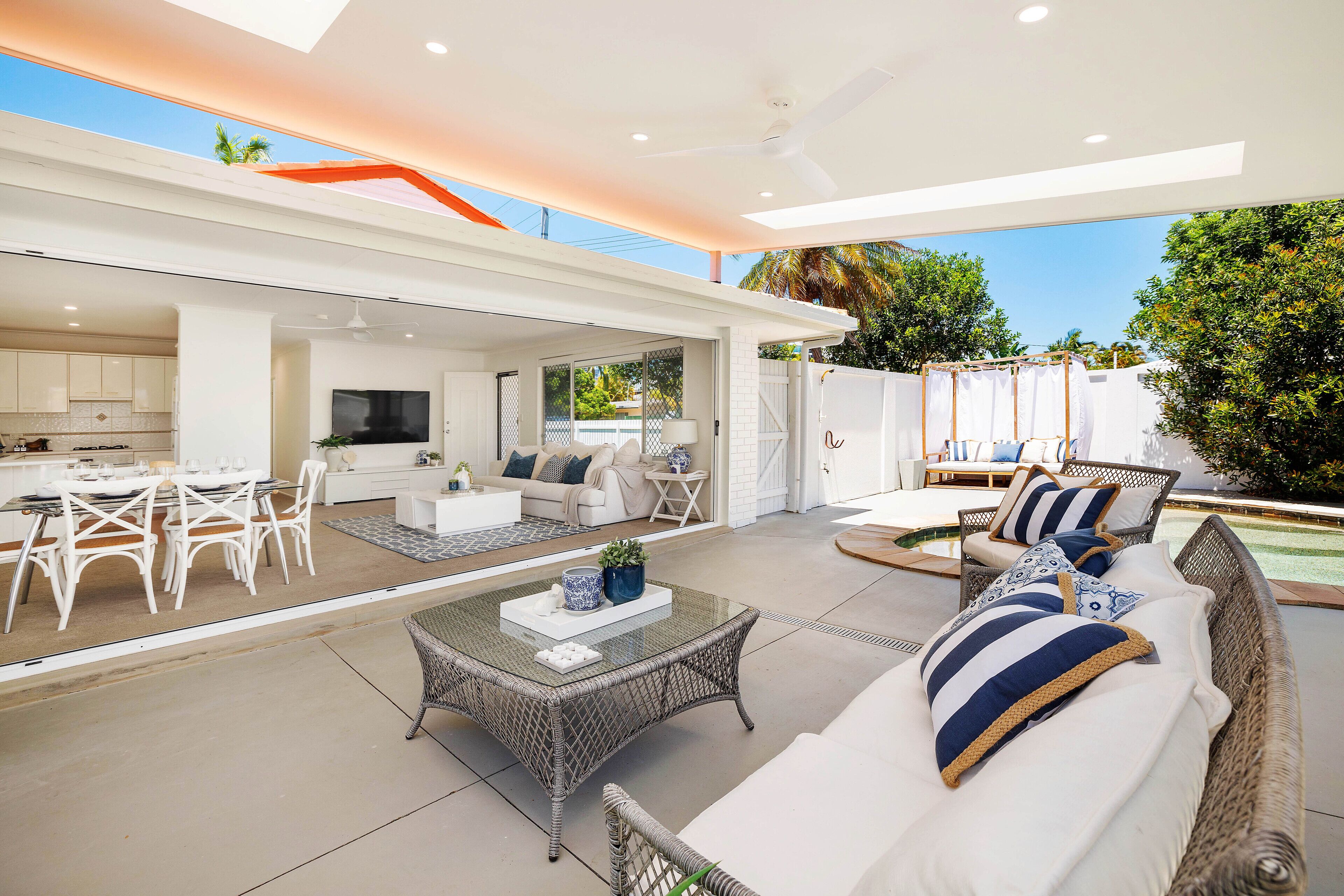 Pet Friendly! Broadbeach House With Pool Near Beach! — image 7
