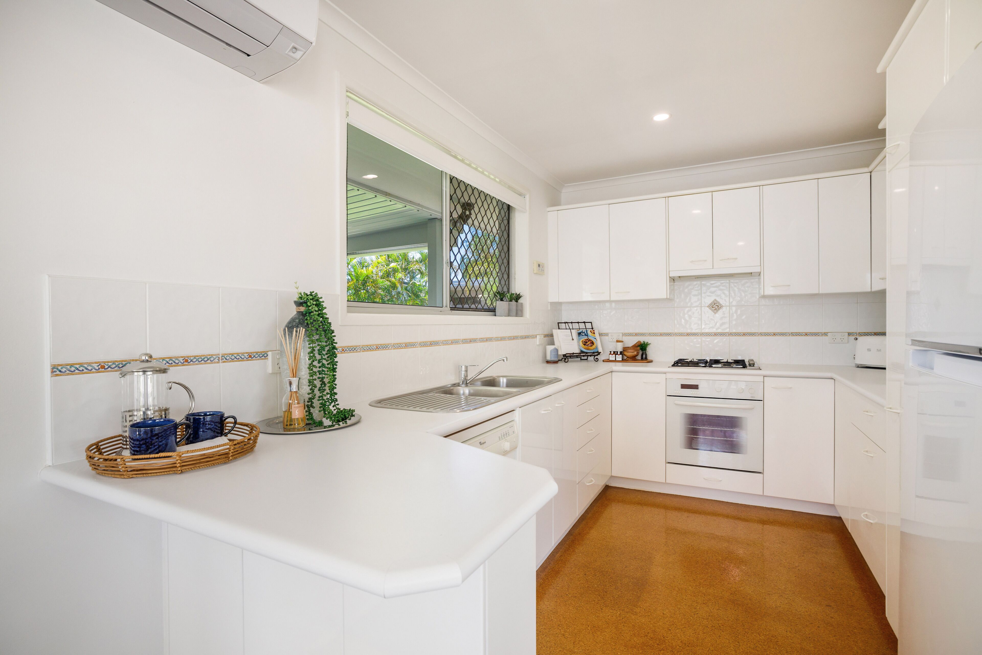 Pet Friendly! Broadbeach House With Pool Near Beach! — image 8