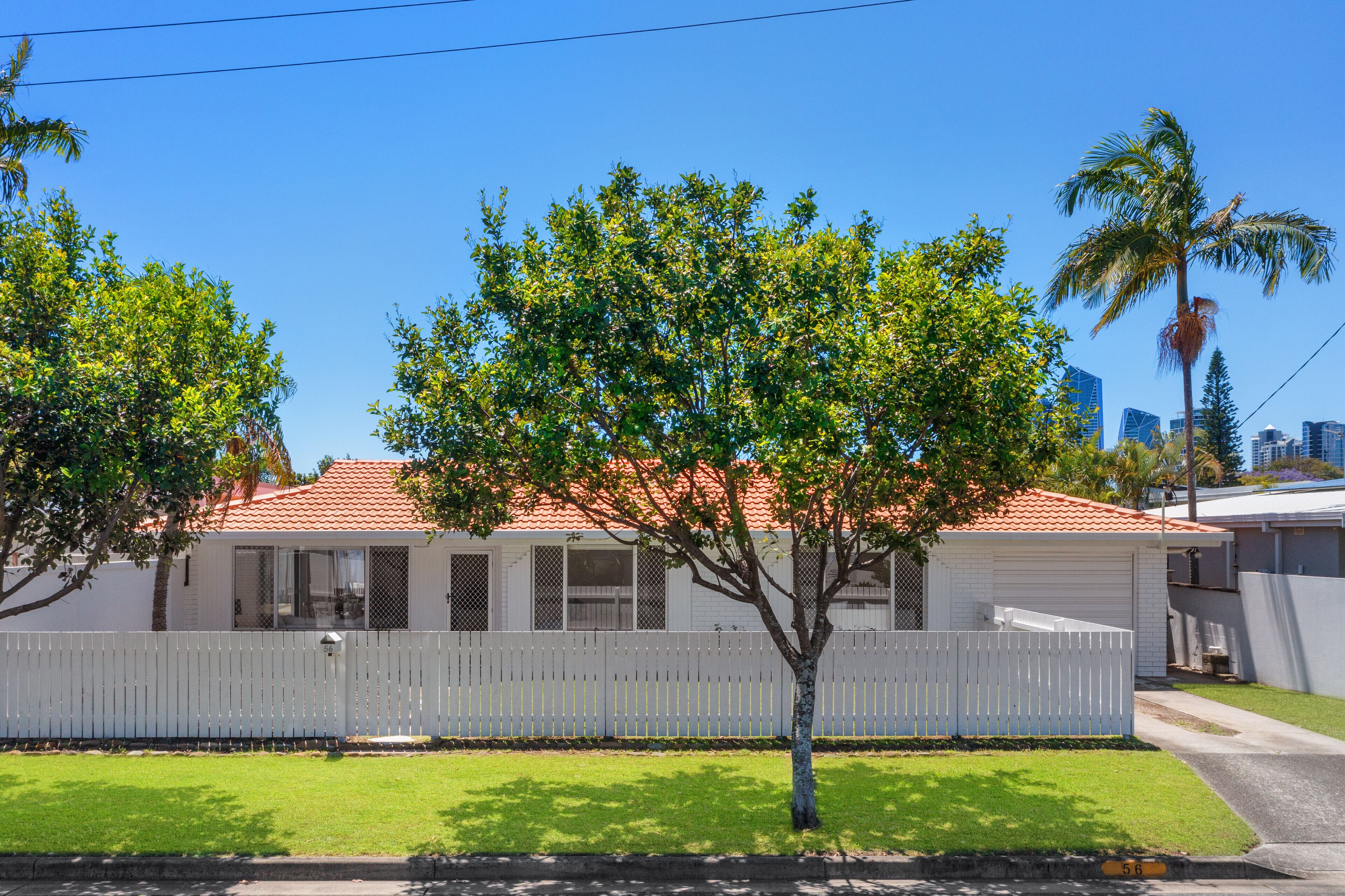 Pet Friendly! Broadbeach House With Pool Near Beach! — image 14