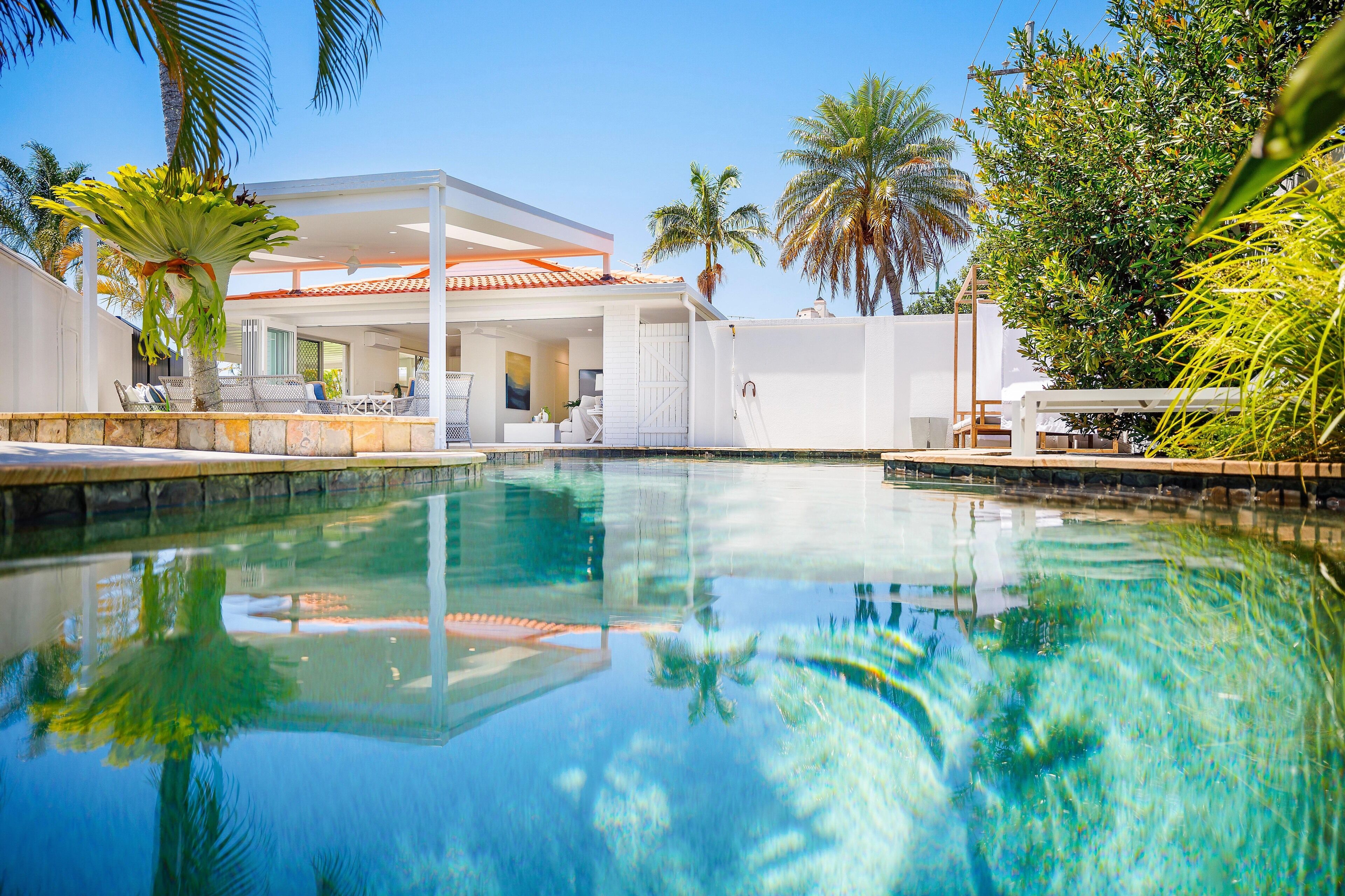 Pet Friendly! Broadbeach House With Pool Near Beach! — image 5