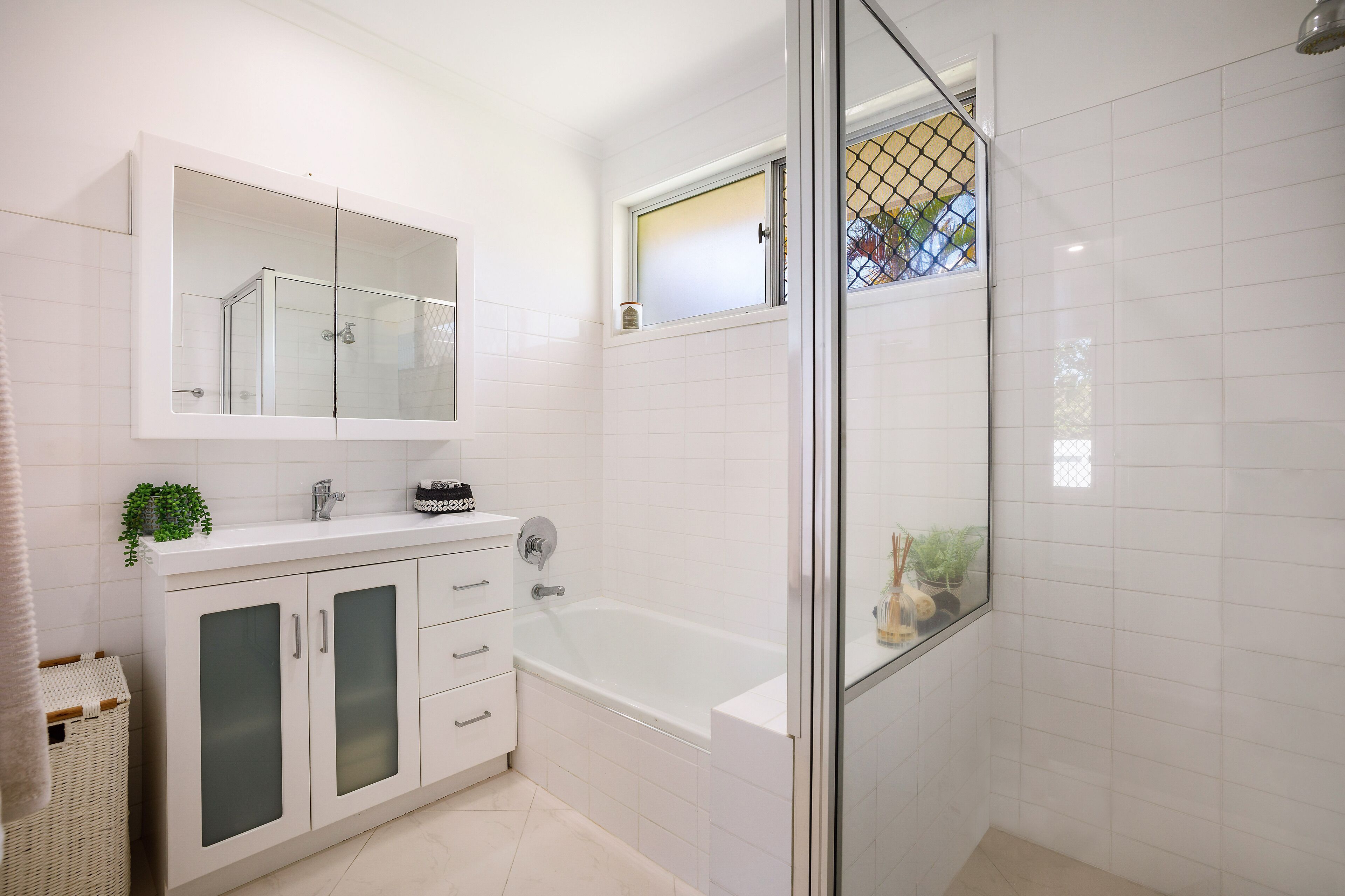Pet Friendly! Broadbeach House With Pool Near Beach! — image 9
