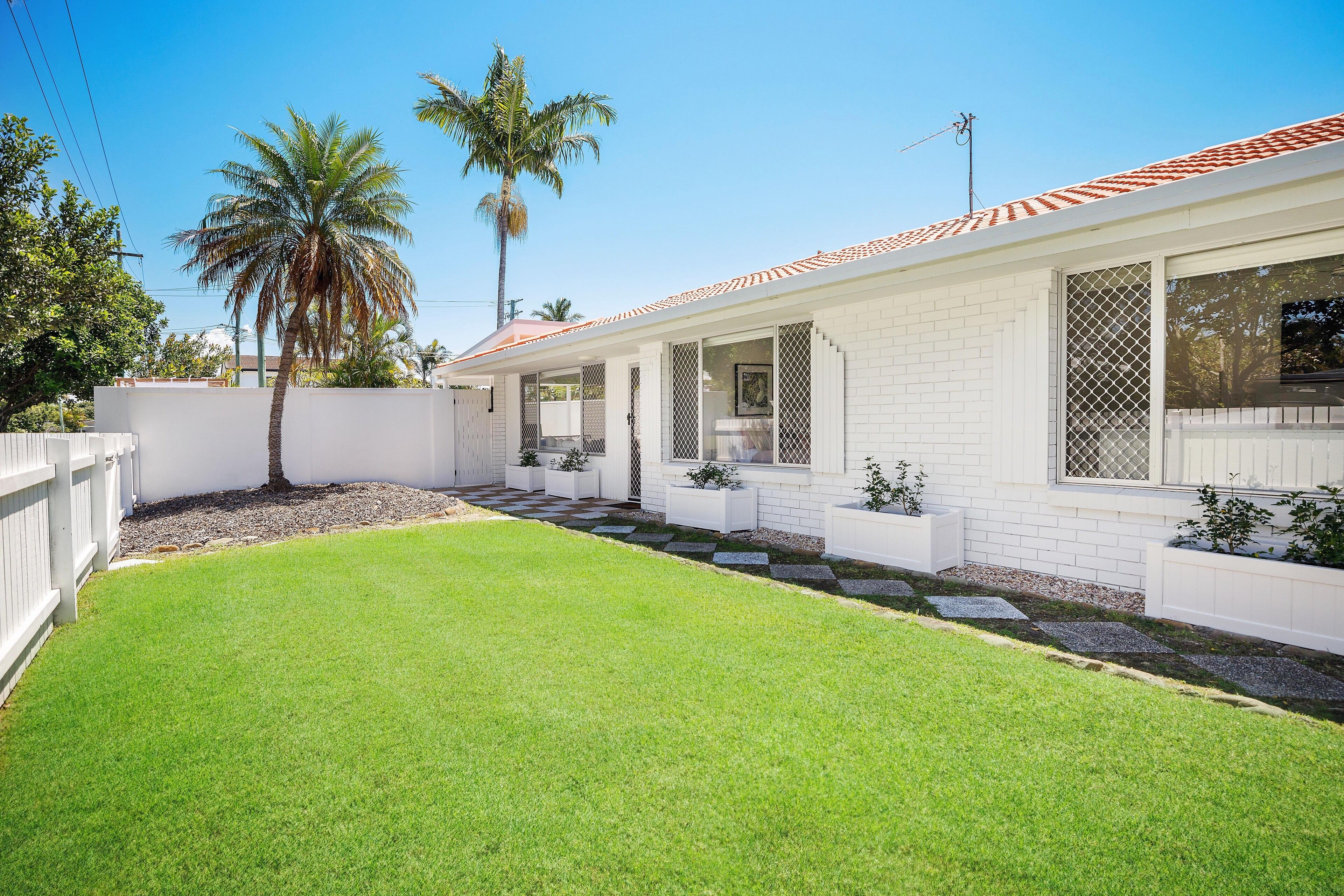 Pet Friendly! Broadbeach House With Pool Near Beach! — image 4