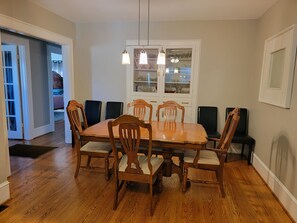 Dining - Cozy Fayetteville Home - King Bed - Sleeps 5 - Near Downtown (Fayetteville)