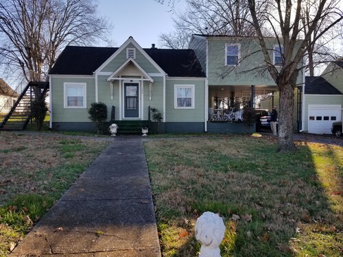 Cozy Fayetteville Home - King Bed - Sleeps 5 - Near Downtown