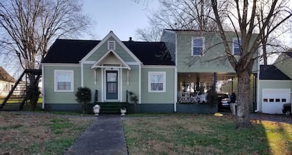Cozy Fayetteville Home - King Bed - Sleeps 5 - Near Downtown