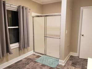 Shower - Clean and spacious house in downtown Fayetteville (Fayetteville)