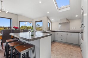 Kjøleskap, mikrobølgeovn, oppvaskmaskin og brødrister