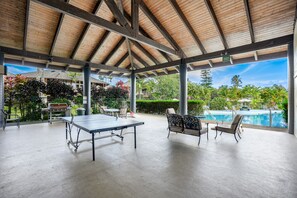 Outdoor dining - Stunning renovated condo with partial ocean view, onsite pool - walk to beach (Princeville)