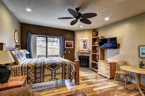 1 sovrum, värdeförvaringsskåp på rummet och strykjärn/strykbräda