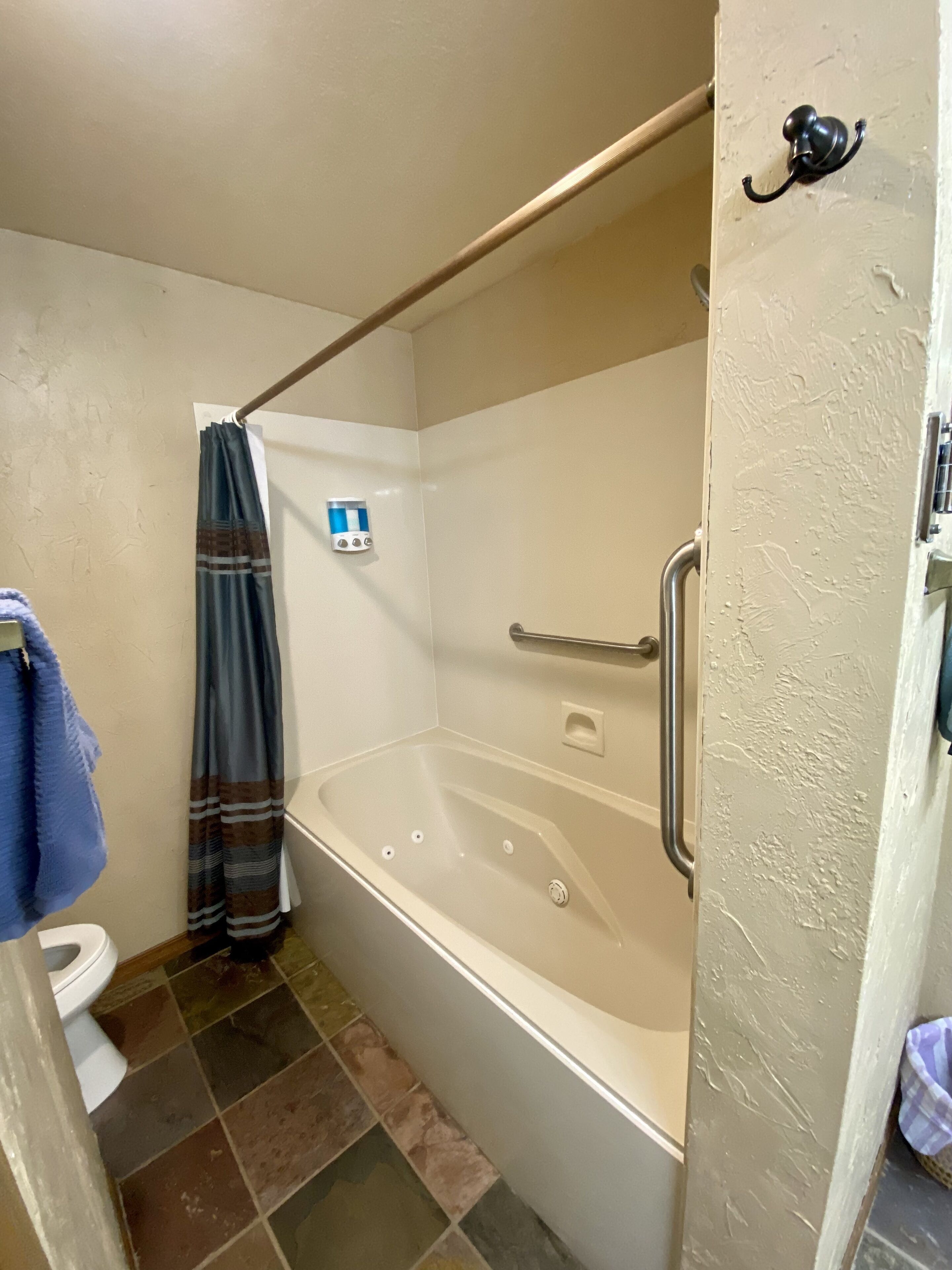 Ensemble douche/baignoire, baignoire à jets, sèche-cheveux
