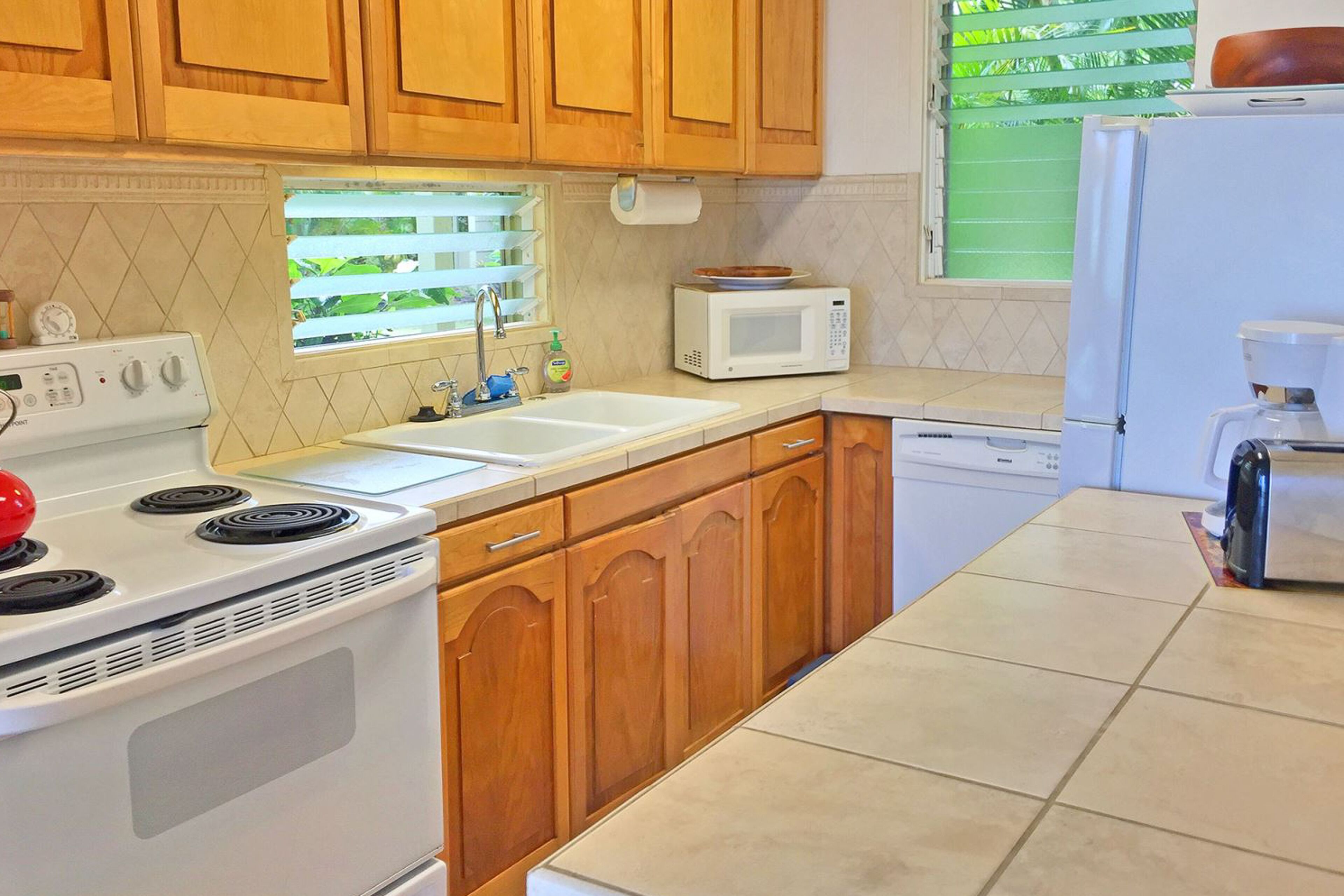 Oceanfront studio with patio, terrific views, full kitchen & outdoor pool