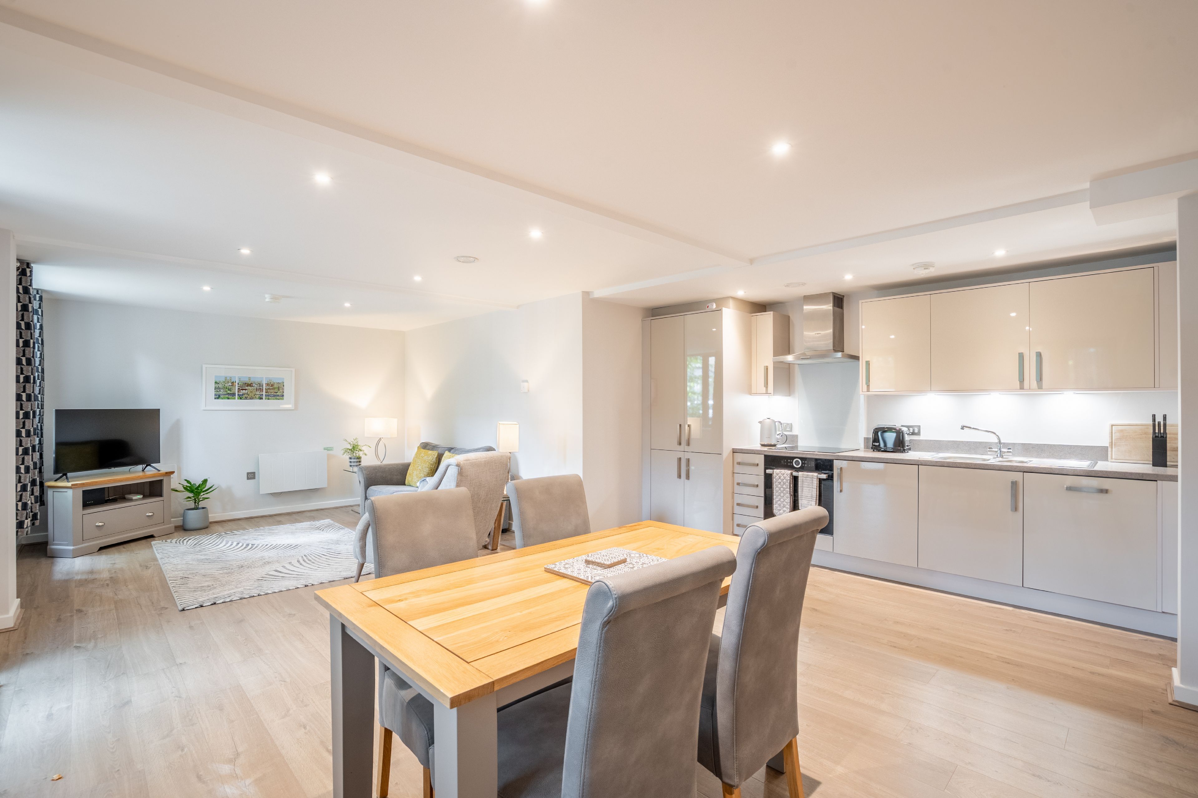 Un appartement moderne comprenant un coin repas, une cuisine et un espace de vie.