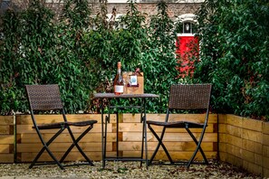 Outdoor dining - 6 St Johns Mews -  a couples retreat that sleeps 2 guests  in 1 bedroom (York)