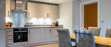 冷蔵庫、電子レンジ、オーブン、コンロ