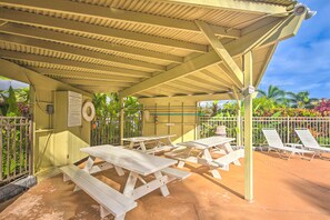 Outdoor dining - Charming studio with killer ocean views, balcony & outdoor pool (Kapaa)