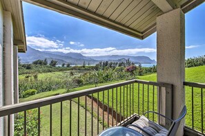 Property grounds - Remodeled, top-floor studio with ocean/Bali Hai view, lanai, AC, pools & tennis (Princeville)