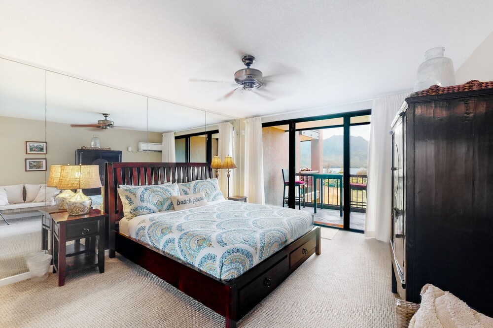 Hotel room with view of Hanalei Bay, lanai, outdoor pool, hot tub & grills
