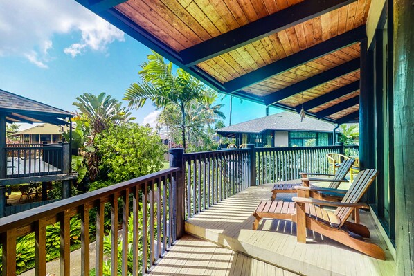 Terrace/patio - Modern upper-floor condo w/central A/C, lanai, W/D, and outdoor pool (Princeville)