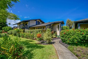 Exterior - Modern upper-floor condo w/central A/C, lanai, W/D, and outdoor pool (Princeville)