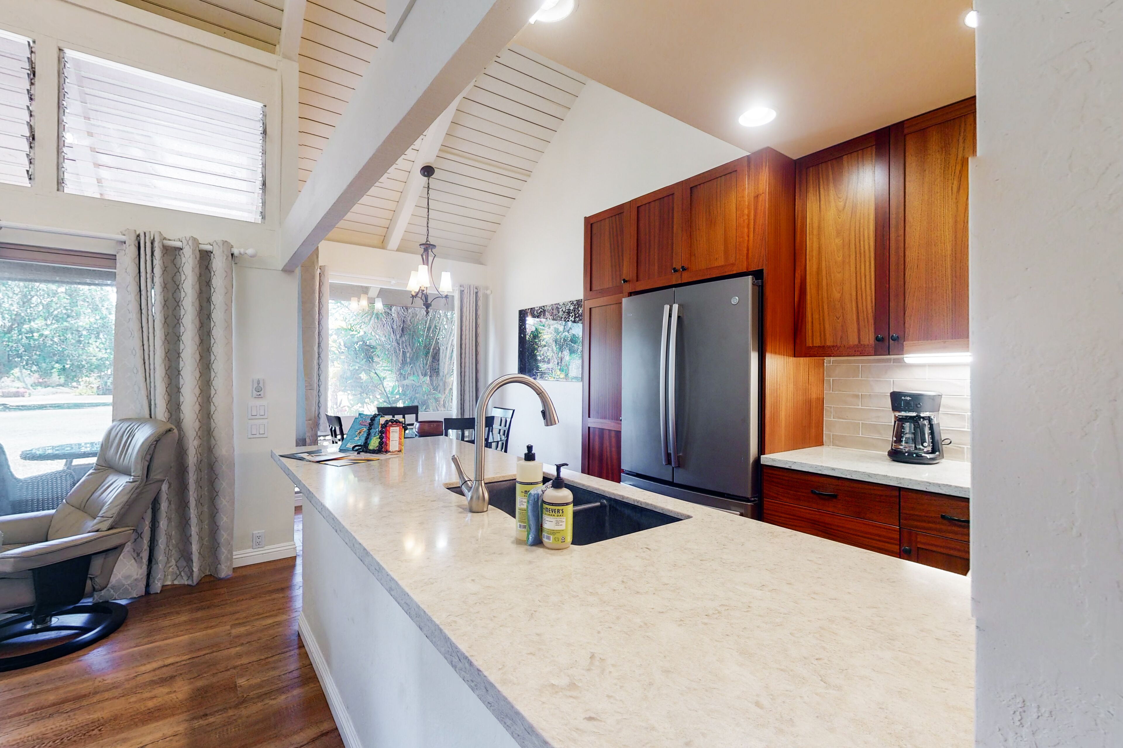 Garden & mountain view condo w/private W/D, outdoor pool, and hot tub