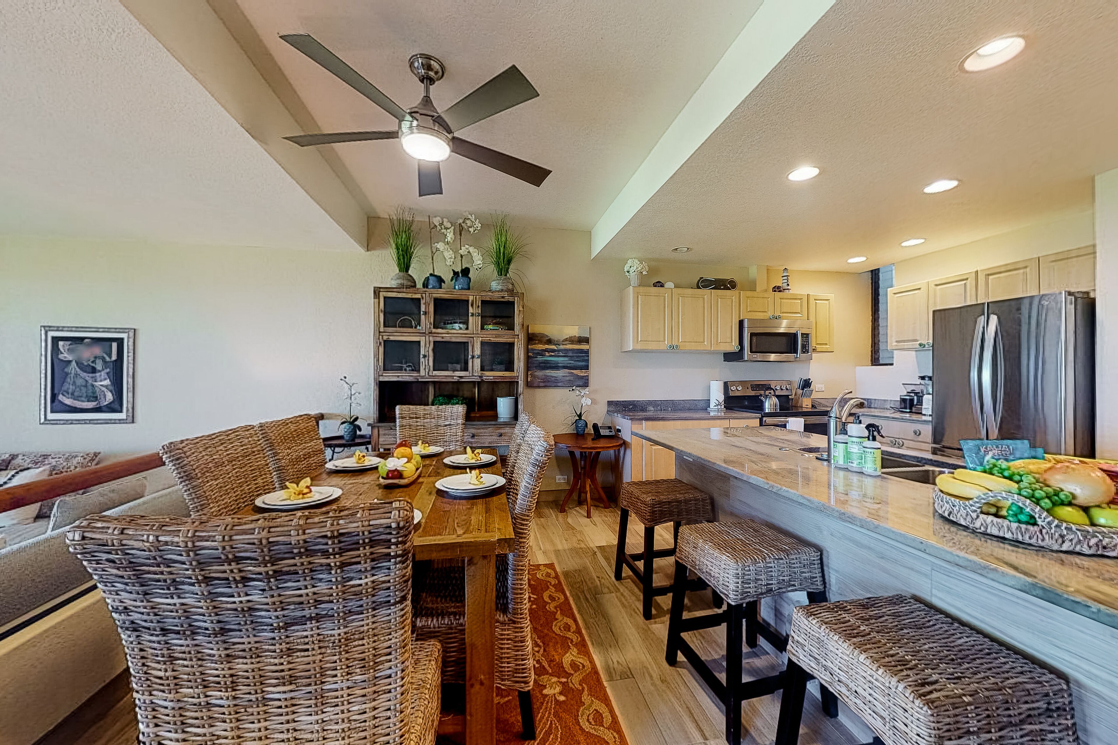 Lovely Pu'u Poa home overlooking the Pacific Ocean w/shared pool, W/D, & lanai
