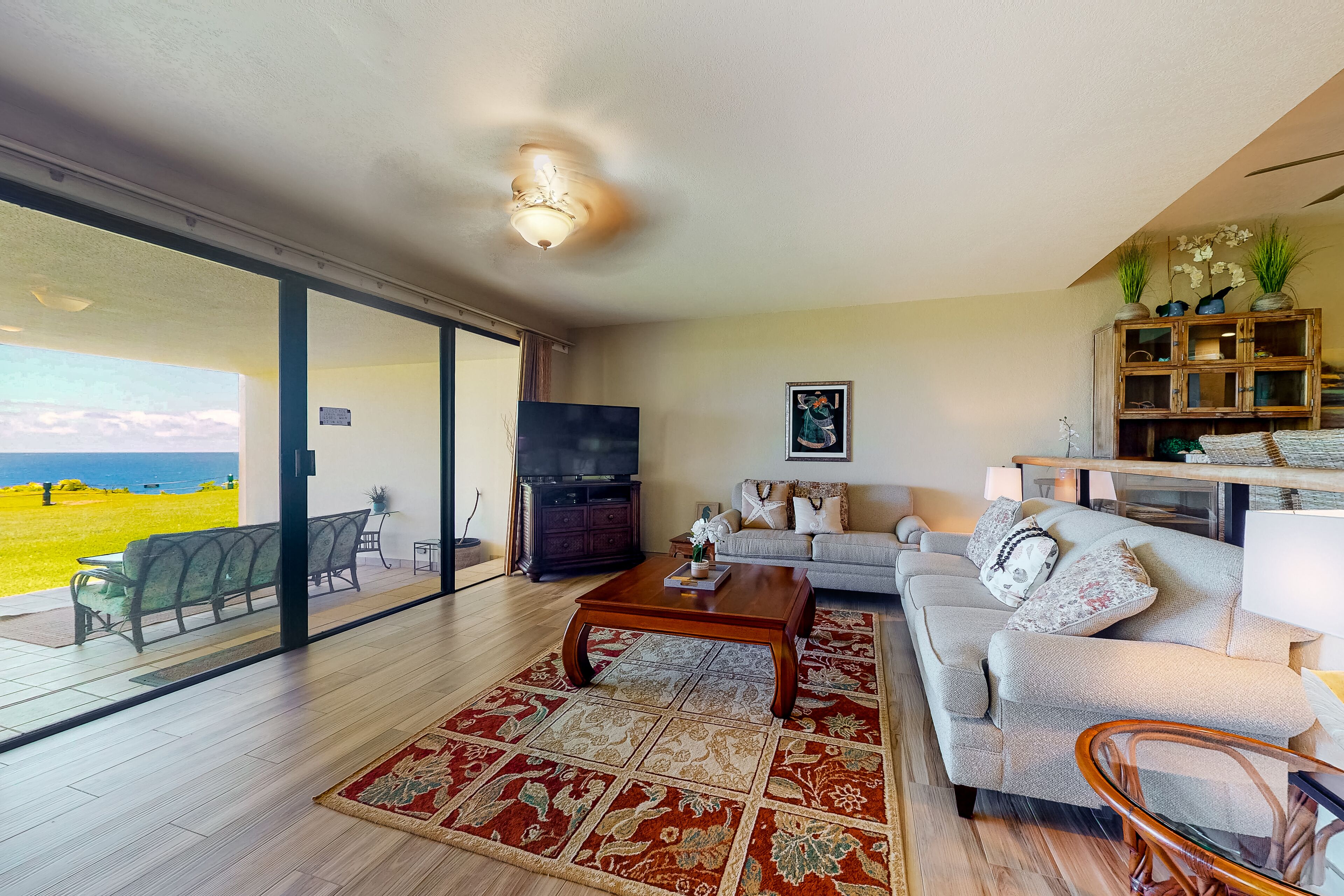 Lovely Pu'u Poa home overlooking the Pacific Ocean w/shared pool, W/D, & lanai