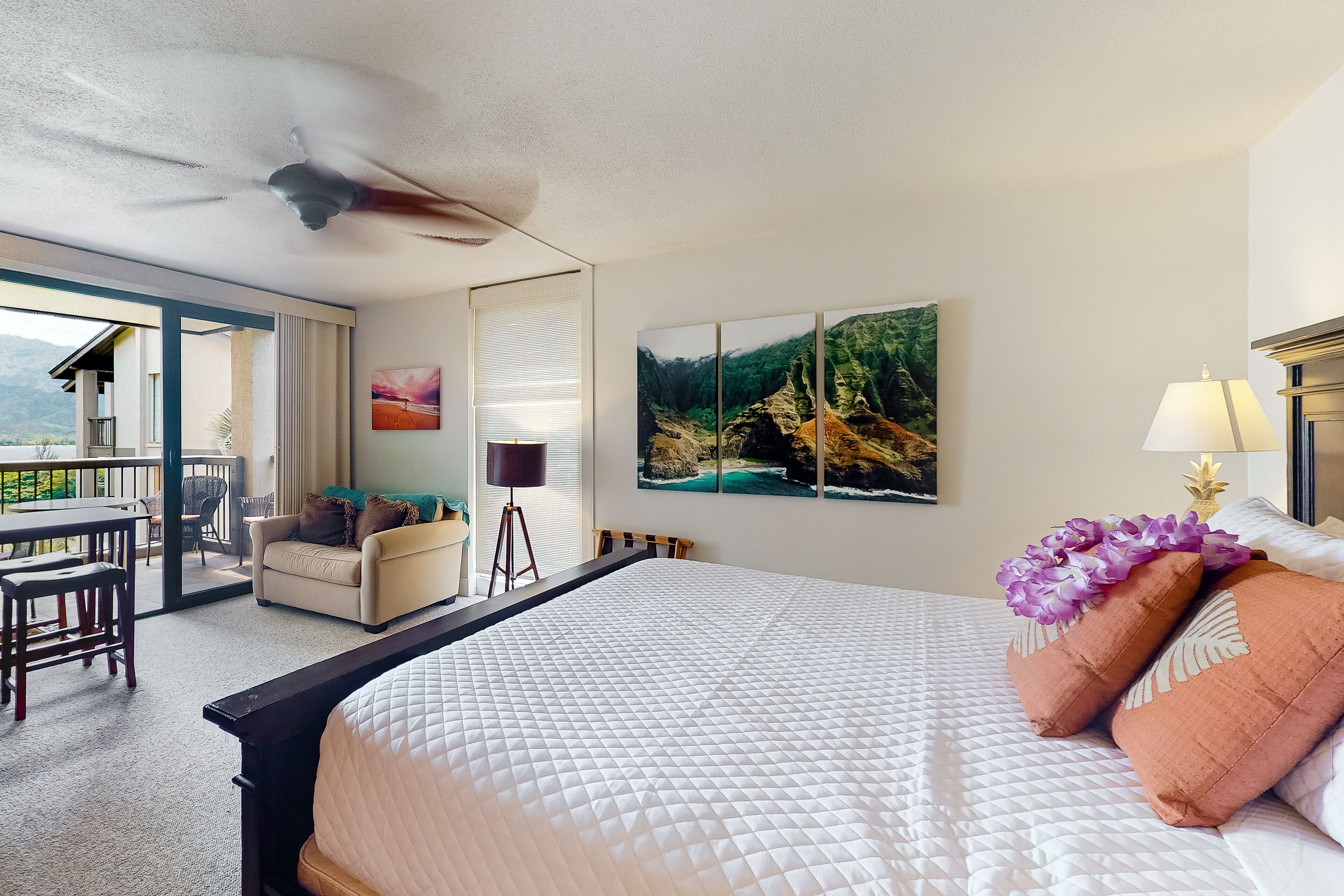 Corner studio with mountain/bay views, lanai, AC, 2 pools & 8 tennis courts