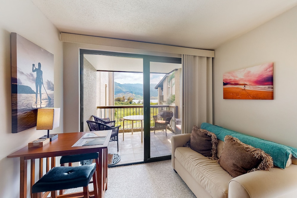 Corner studio with mountain/bay views, lanai, AC, 2 pools & 8 tennis courts