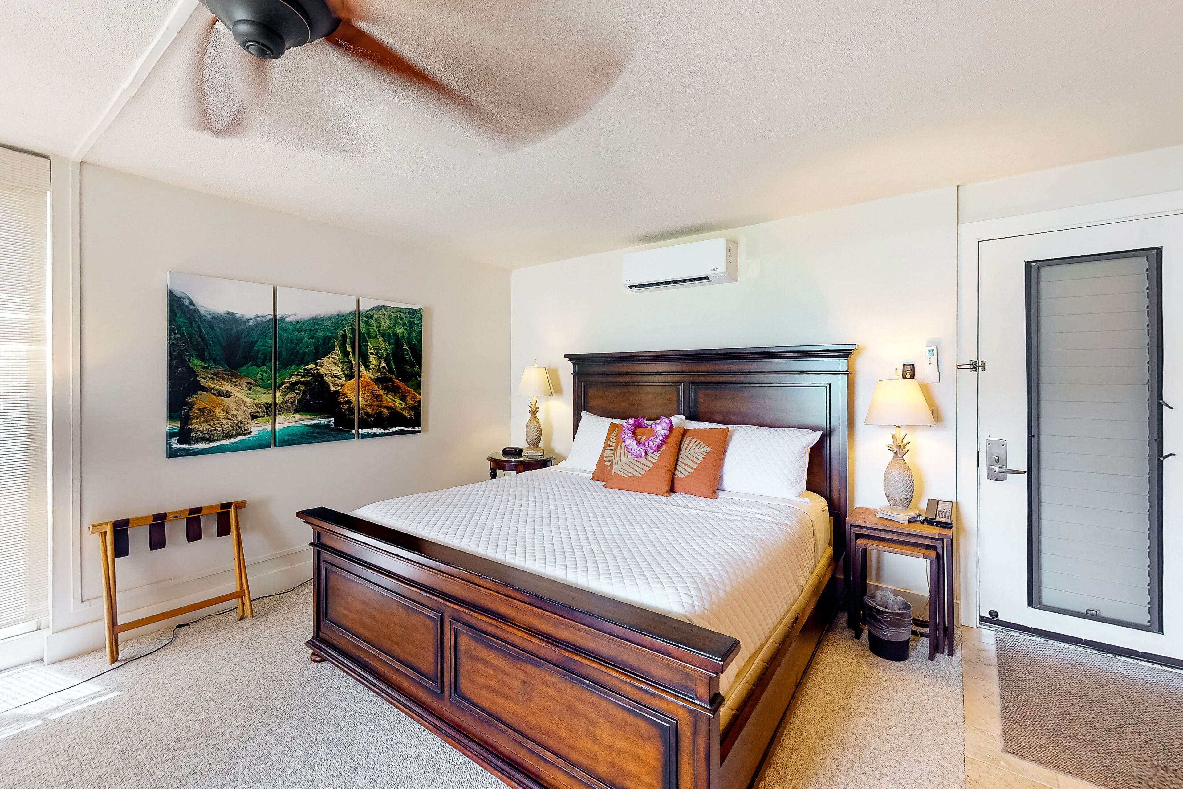 Corner studio with mountain/bay views, lanai, AC, 2 pools & 8 tennis courts